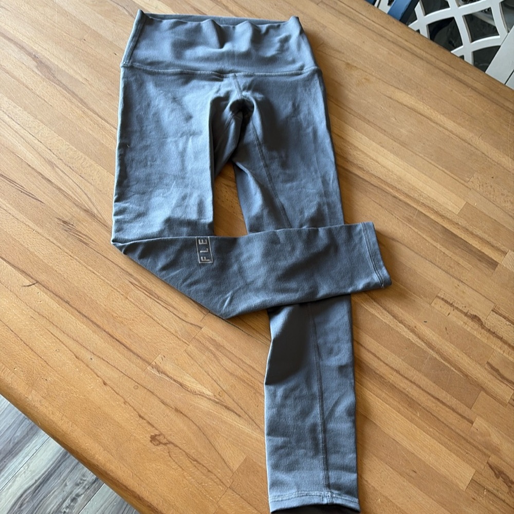 NWOT Grey Fleo leggings